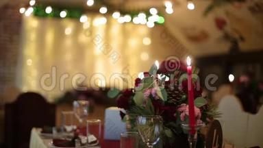 圣诞婚宴大厅内部细节与装饰和桌子设置在餐厅。 冬季装饰